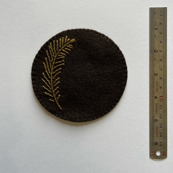 Handcrafted felt coasters and embroidered with silk threads.set of 5 - Picture 4 of 7